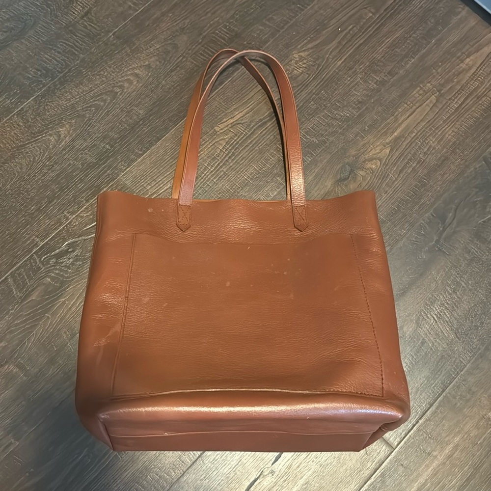 Madewell Medium Leather Transport Tote in English Saddle